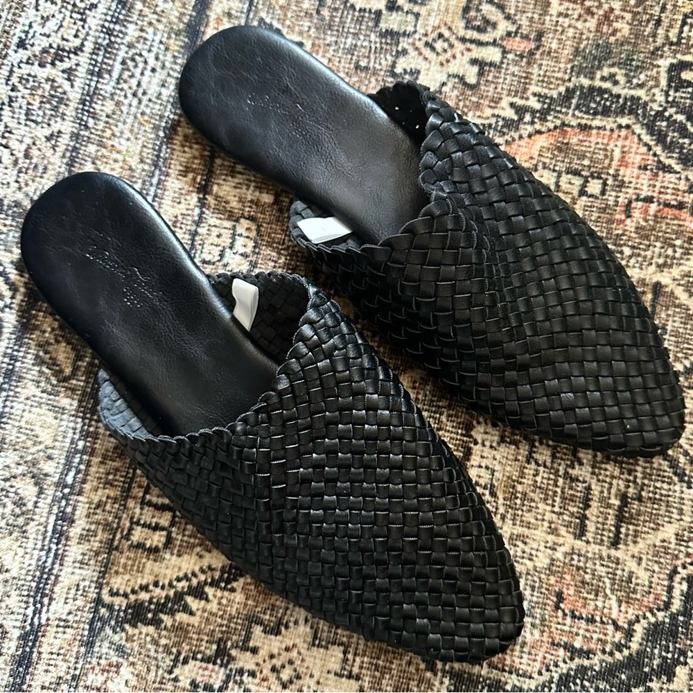 Universal Thread Black Slip on Miles